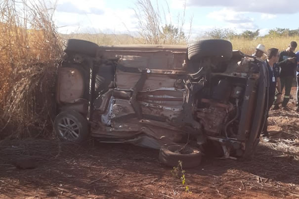 Carro de passeio capota depois de tentar ultrapassagem na GO-080