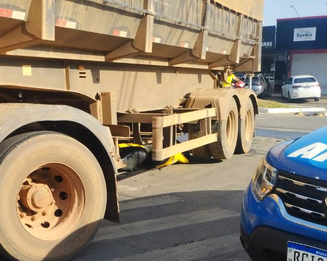 Motociclista colide em carreta no setor universitário e é socorrido em estado grave