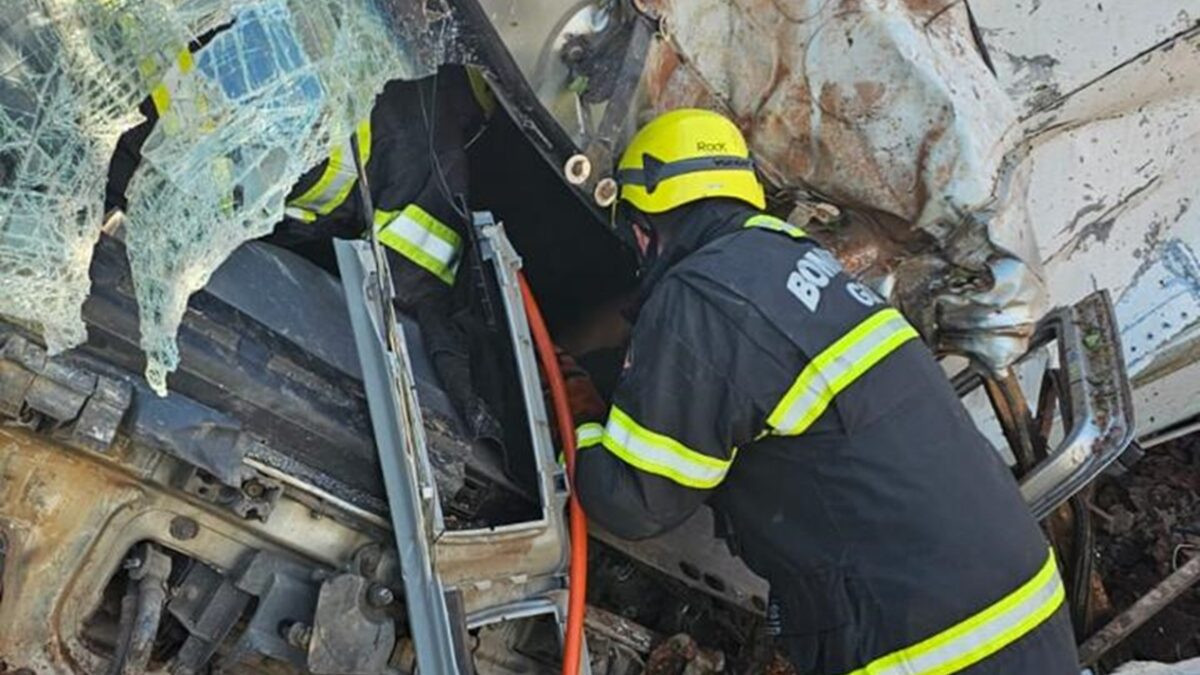 Caminhão desgovernado invade casas em Corumbá de Goiás; motorista ficou preso às ferragens