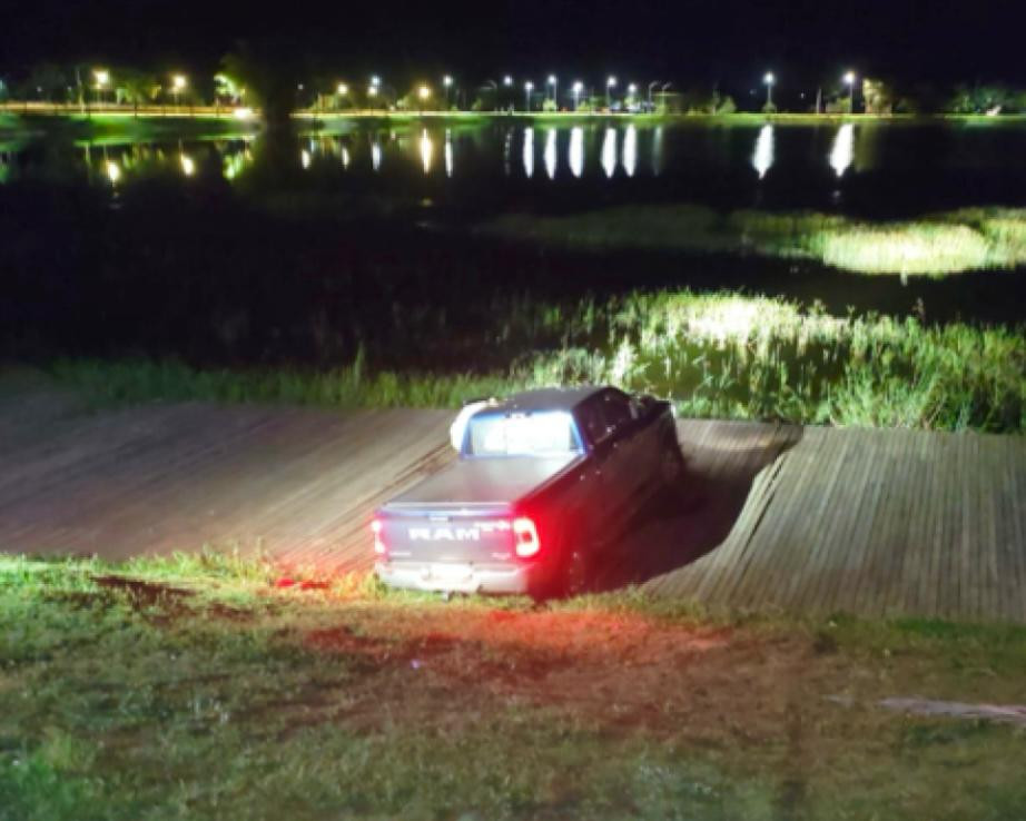 Por pouco RAM vai parar dentro da Lagoa Princesa do Vale; motorista perdeu o controle