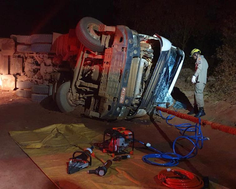 Motorista fica preso nas ferragens após acidente com carreta em Goianésia