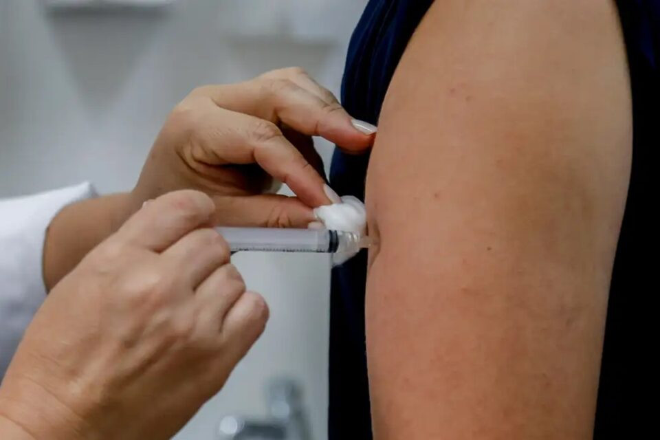 Nova remessa de vacinas da dengue; mais 405 municípios contemplados