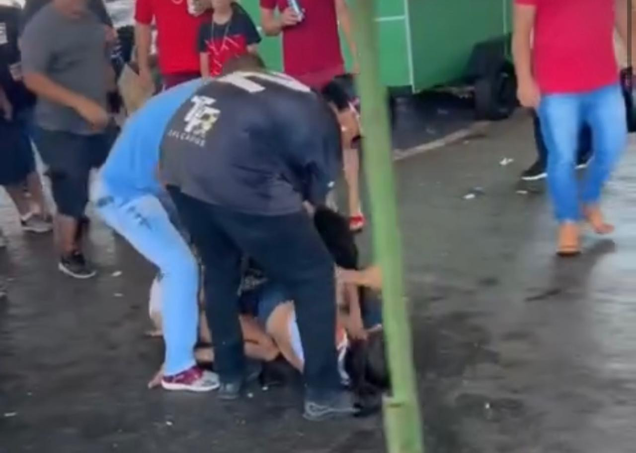 Briga entre mulheres na feira do Nova Aurora precisa ser separada por populares