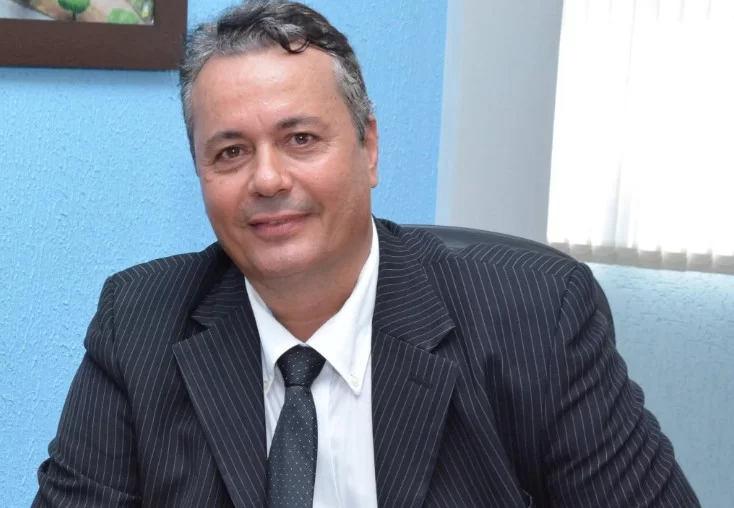 Depois de atirar 15 vezes contra mulher, prefeito se entrega à polícia nesta quinta-feira